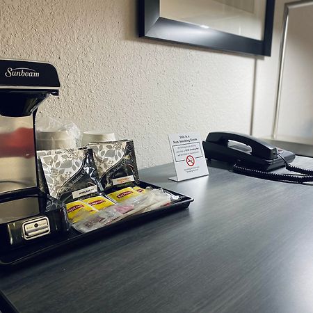 Ramada By Wyndham Hartford North - Bradley Airport Hotel Уиндзор Локс Екстериор снимка