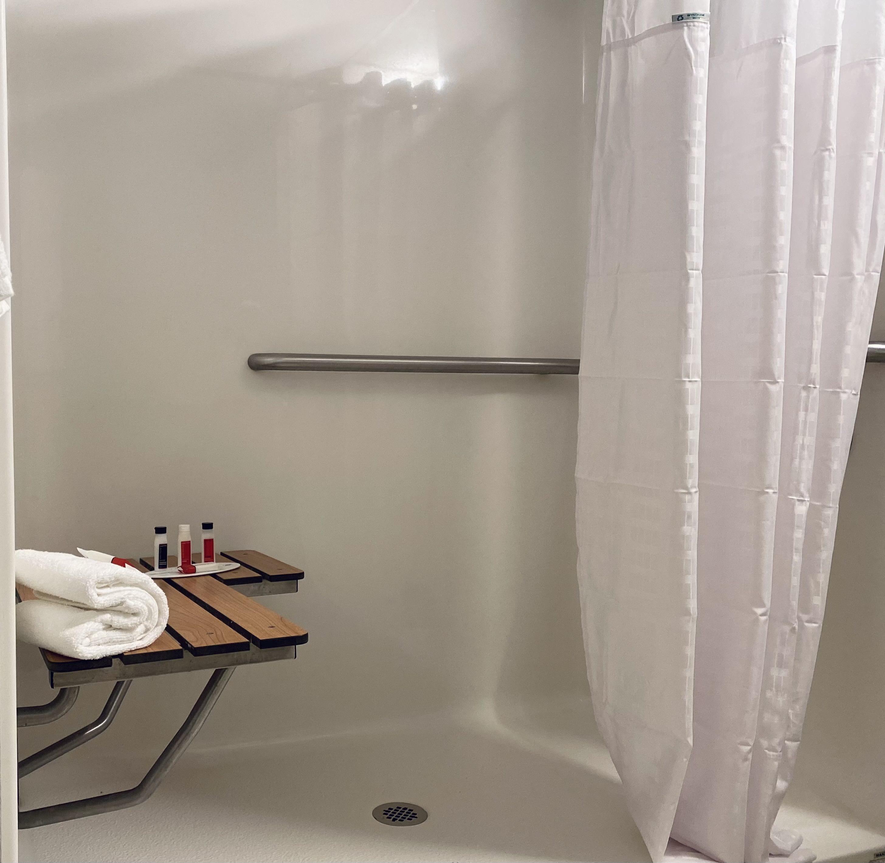 Ramada By Wyndham Hartford North - Bradley Airport Hotel Уиндзор Локс Екстериор снимка