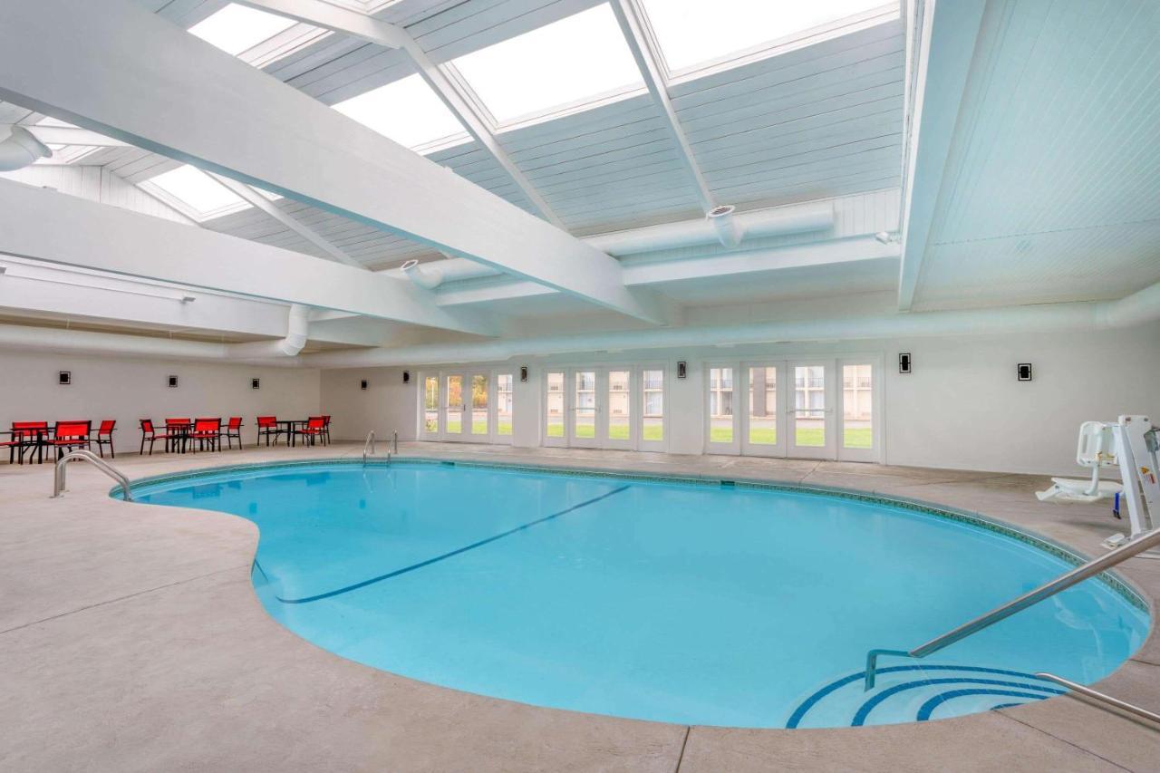 Ramada By Wyndham Hartford North - Bradley Airport Hotel Уиндзор Локс Екстериор снимка