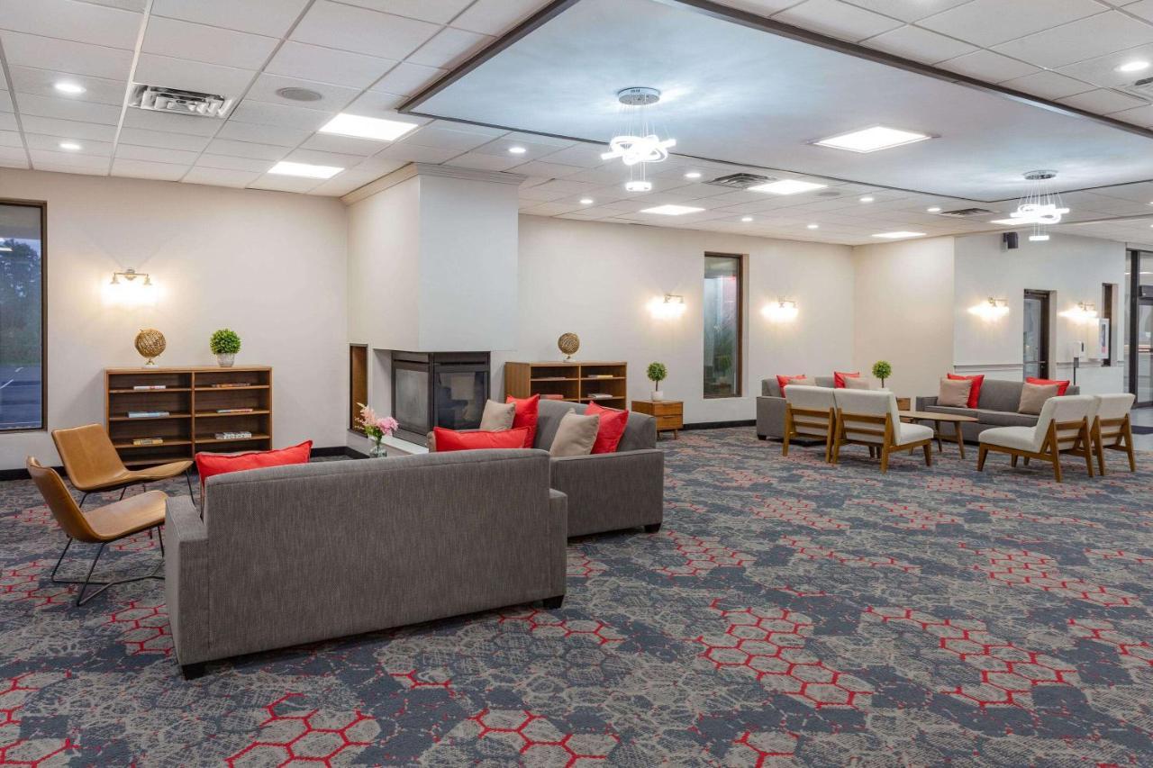 Ramada By Wyndham Hartford North - Bradley Airport Hotel Уиндзор Локс Екстериор снимка