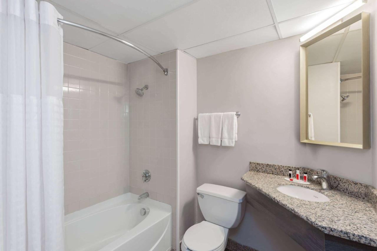 Ramada By Wyndham Hartford North - Bradley Airport Hotel Уиндзор Локс Екстериор снимка