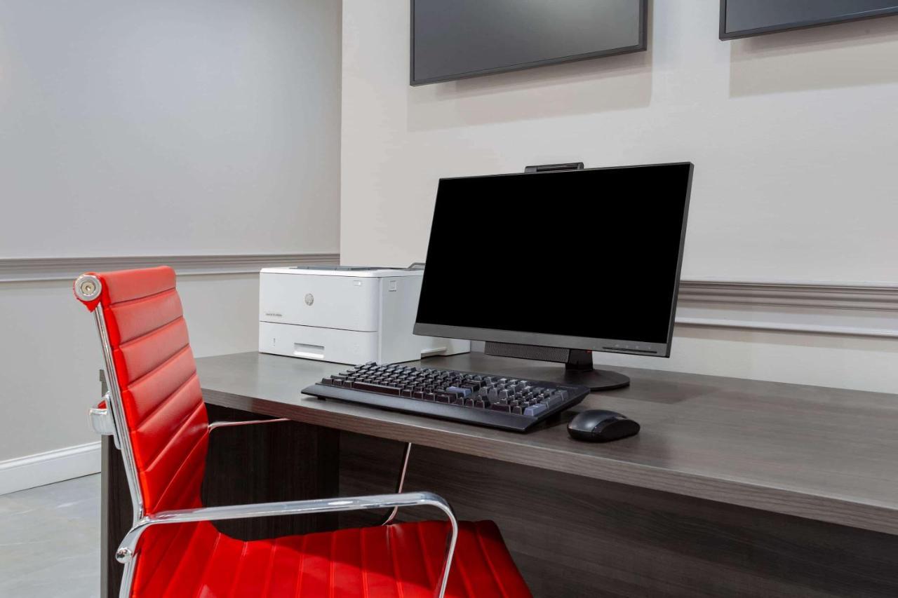 Ramada By Wyndham Hartford North - Bradley Airport Hotel Уиндзор Локс Екстериор снимка